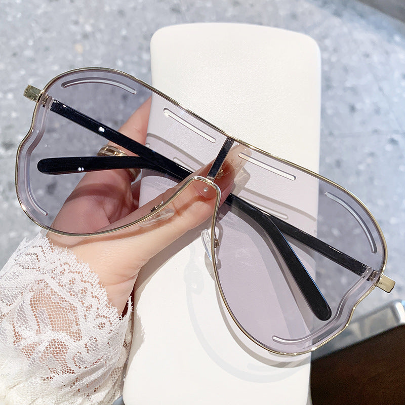 Undefyning Lynes oversized luxe sunglasses with bold frame and dark tinted lenses, offering premium UV protection.