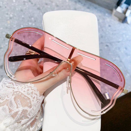 Undefyning Lynes oversized luxe sunglasses with bold style, large tinted lenses, and premium UV protection.