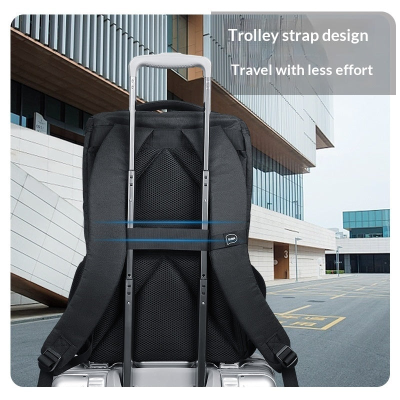 Scratch-Resistant Gaming Backpack - chain detail