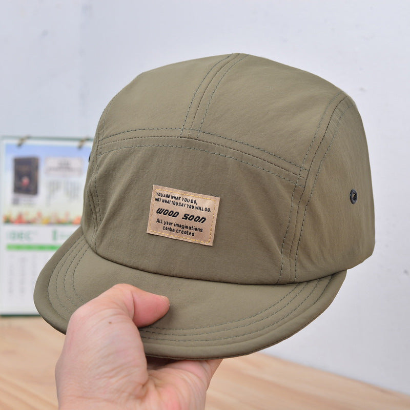 Short-Brim Duck-Tongue Cap in black