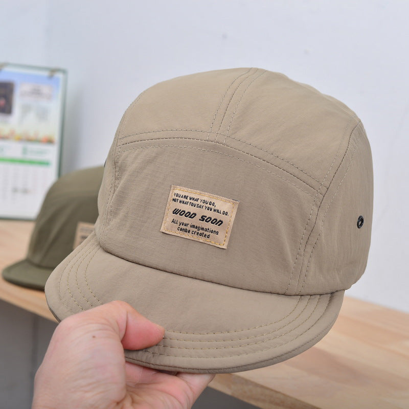 Short-Brim Duck-Tongue Cap in beige