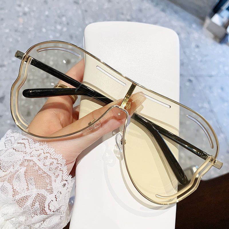 Undefyning Lynes oversized luxe sunglasses with bold frames and dark tinted lenses, offering premium UV protection.